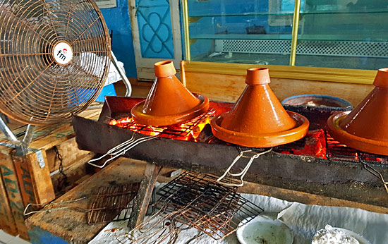 Tajine auf einem Markt in Marokko